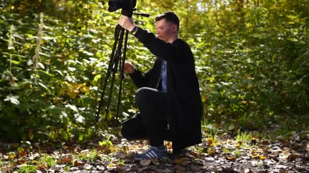 摄影师在夏季森林里用三脚架拍照 — 图库视频影像