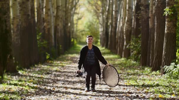 dans le contexte de l'automne photographe de parc de couleur saute dans le tournage rapide 