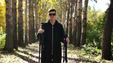 bir adam iki fotoğraf Çıtçıt ile sonbahar bir sokak ortasında duruyor