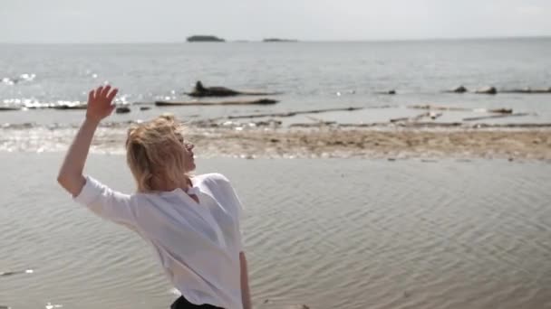 Blonde fille sensuellement danser sur un fond de la mer en blanc et noir vêtements — Video