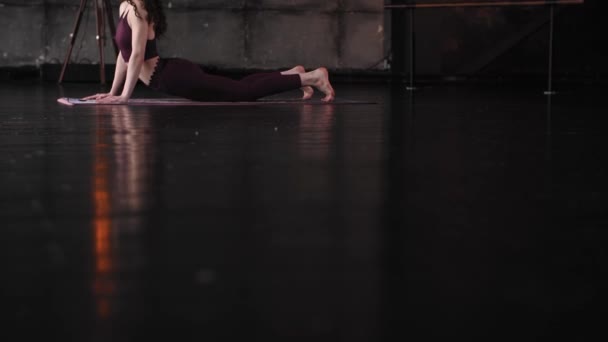 Menina em roupas de borgonha fazendo ioga. esportes alongamento no salão. — Vídeo de Stock