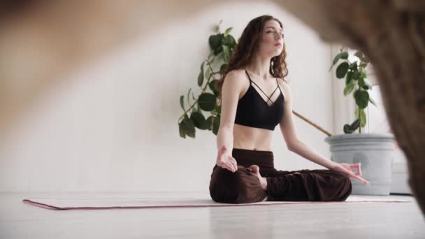 Fille respire activement ventre pour le cours de yoga — Video