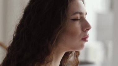 Evde yoga yapan kıvırcık kıza portreden portreye dikey manzara..