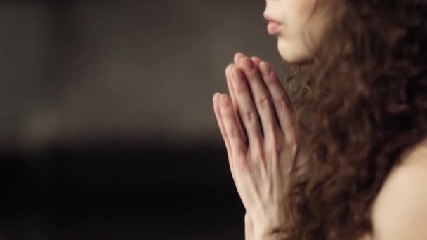 Close-up da menina meditando. Belo cabelo encaracolado. A menina está em um estado de relaxamento — Vídeo de Stock