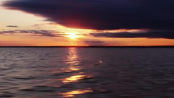 Slunce se odráží na temném moři. Horizontální panorama nad západem slunce — Stock video