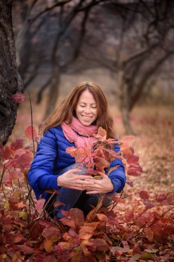 sonbahar park renkli hayran içinde genç kız güzel bir sonbahar gününde bırakır