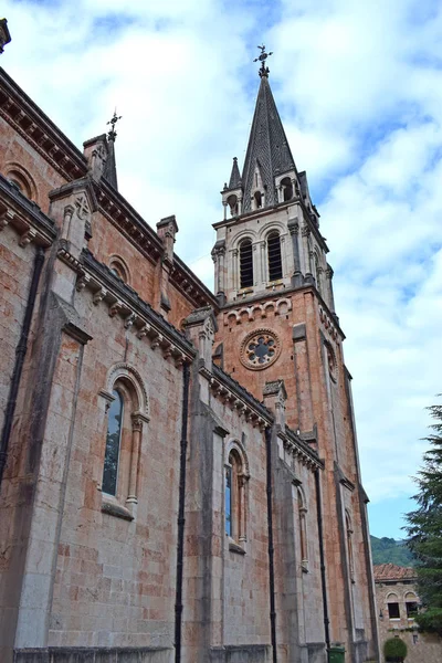 圣玛丽亚 Covadonga 大教堂在阿斯图里亚斯西班牙 — 图库照片