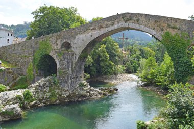 Roma Köprüsü gidebildiğimiz Cangas de Asturias Spai içinde