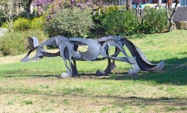 Guineueta parkta bir tilki heykeli