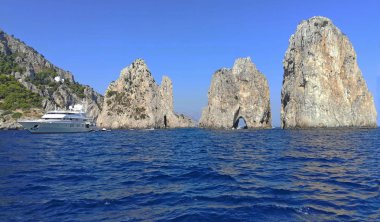 Faraglioni Mezzo Capri Adası İtalya