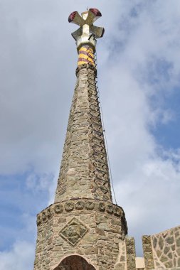 Bellesguard Kulesi, Barselona'da dağın eteklerinde