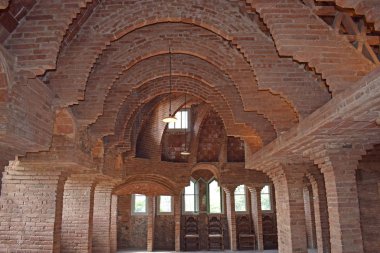 Bellesguard Kulesi, Barselona'da dağın eteklerinde