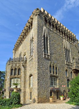 Bellesguard Kulesi, Barselona'da dağın eteklerinde