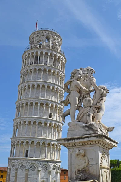 Torre Pisa Fuente Con Ángeles Ciudad Pisa Ital — Foto de Stock