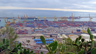 Barcelona Spai 'deki mal limanının görünümleri