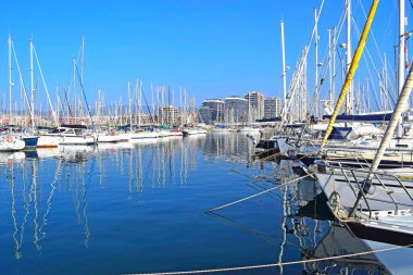 Botlar Badalona limanına demirledi Barcelona Spai