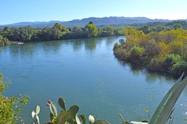 Ebro Nehri Miravet, Tarragona Spai 'den geçerken