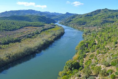 Ebro Nehri Miravet, Tarragona Spai 'den geçerken