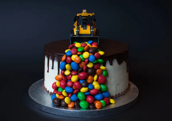 День Рождения Шоколадный Торт Тректором Конфеты Вершине Днем Рождения Свечи — стоковое фото