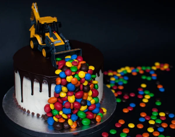 День Рождения Шоколадный Торт Тректором Конфеты Вершине Днем Рождения Свечи — стоковое фото