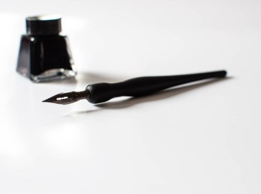 Eski tükenmez kalem ve mürekkep şişesi üzerinde beyaz arka plan izole. Vintage hat kalem ve mürekkep şişesi. Seçici odak. Yakın çekim.