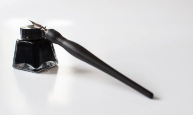 Eski tükenmez kalem ve mürekkep şişesi üzerinde beyaz arka plan izole. Vintage hat kalem ve mürekkep şişesi. Seçici odak. Yakın çekim.