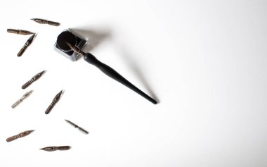 Eski tükenmez kalem ve mürekkep şişesi üzerinde beyaz arka plan izole. Vintage hat kalem ve mürekkep şişesi. Seçici odak. Yakın çekim.