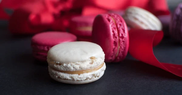 Macaroon Zwarte Achtergrond Met Rood Lint Kleurrijke Amandel Koekjes Pastel — Stockfoto