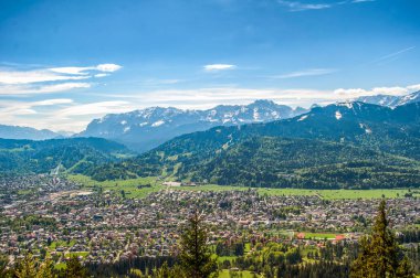 Bir dağ vadi küçük bir kasaba. Vadi panorama görüş