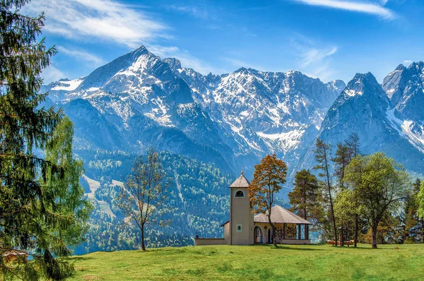 Kleine Kirche Hintergrund Der Alpen — Stockfoto