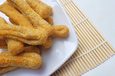 Tabakta kızarmış altın hamur çubukları