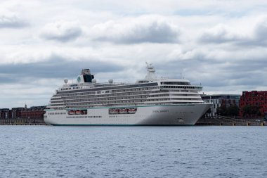 Kopenhag, Danimarka - 16 Temmuz 2025 Kristal Serenity yolcu gemisinin bir kısmı Kopenhag Limanı 'na yanaştı.