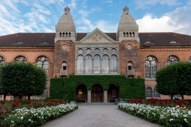 Kopenhag, Danimarka - 14 Temmuz 2025: Kopenhag şehir merkezinin dış binasında Royal Library Garden manzarası