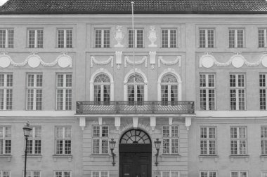 Kopenhag, Danimarka - 16 Temmuz 2025: Sarı Saray (Bergum 's Mansion) Frederiksstaden' deki Amalienborg Sarayı 'nın yanındaki kasaba konağı