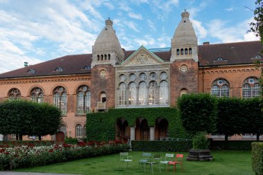 Kopenhag, Danimarka - 14 Temmuz 2025: Kopenhag şehir merkezinin dış binasında Royal Library Garden manzarası