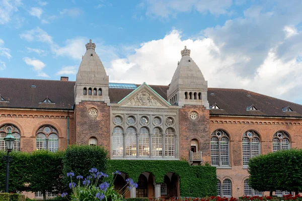 Kopenhag, Danimarka - 14 Temmuz 2025: Kopenhag şehir merkezinin dış binasında Royal Library Garden manzarası