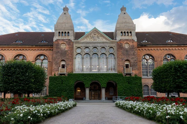 Kopenhag, Danimarka - 14 Temmuz 2025: Kopenhag şehir merkezinin dış binasında Royal Library Garden manzarası