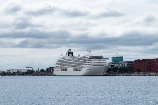 Kopenhag, Danimarka - 16 Temmuz 2025 Kristal Serenity yolcu gemisinin bir kısmı Kopenhag Limanı 'na yanaştı.