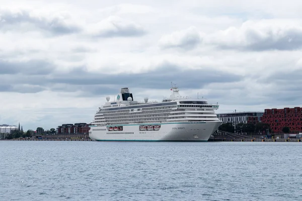 Kopenhag, Danimarka - 16 Temmuz 2025 Kristal Serenity yolcu gemisinin bir kısmı Kopenhag Limanı 'na yanaştı.