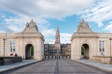 Kopenhag, Danimarka - 14 Temmuz 2025: Christiansborg Sarayı (Christiansborg Slot) Slotsholmen adasının dış binasındaki hükümet sarayı