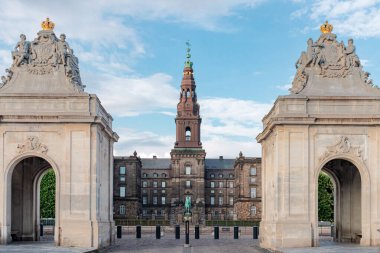 Kopenhag, Danimarka - 14 Temmuz 2025: Christiansborg Sarayı (Christiansborg Slot) Slotsholmen adasının dış binasındaki hükümet sarayı