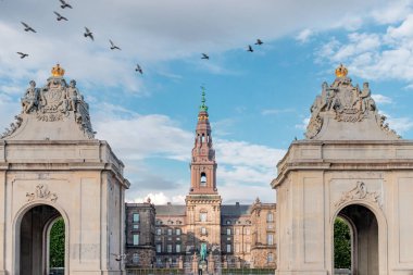 Kopenhag, Danimarka - 14 Temmuz 2025: Christiansborg Sarayı (Christiansborg Slot) Slotsholmen adasının dış binasındaki hükümet sarayı