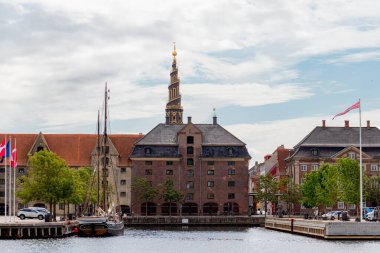 Kopenhag, Danimarka - 16 Temmuz 2025: Kurtarıcımız Kilisesi liman kanalı boyunca görülen barok tarzı bir kilise