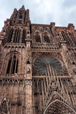 Strasbourg, Fransa - 9 Temmuz 2025: Strasbourg Leydimizin Katedrali Dış görünüş mimarisi