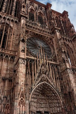 Strasbourg, Fransa - 9 Temmuz 2025: Strasbourg Leydimizin Katedrali (Cathdrale Notre-Dame de Strasbourg) mimari ön cephe manzarası