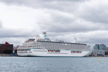 Kopenhag, Danimarka - 16 Temmuz 2025 Kristal Serenity yolcu gemisinin bir kısmı Kopenhag Limanı 'na yanaştı.