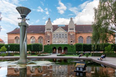 Kopenhag, Danimarka - 14 Temmuz 2025: Kopenhag şehir merkezinin dış binasında Royal Library Garden manzarası