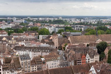 Strasbourg, Fransa - 9 Temmuz 2025: Strasbourg kentinin çatılarının havadan manzarası