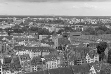 Strasbourg, Fransa - 9 Temmuz 2025: Strasbourg şehrinin çatıları siyah beyaz gökyüzü manzaralı