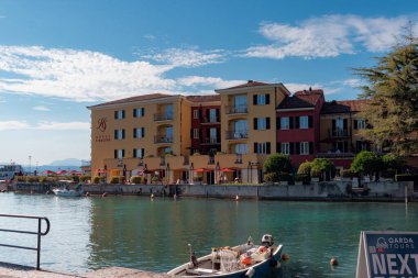 Sirmione, Italy- 5 Ağustos 2025 Sirmione Terme Sağlık Oteli ve Garda Gölü 'nün dışındaki spa binası.